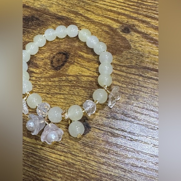 Elegant Beaded Bracelet with Gold Accents - Picture 3 of 4